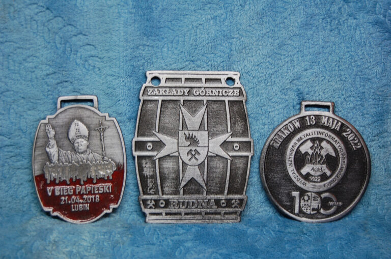 Proces tworzenia indywidualnych medali artystycznych od koncepcji po realizację - czyli rzemieślnicze mistrzostwo